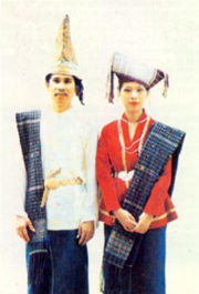 Pakaian Adat Simalungun didominasi oleh Ulos. Penutup kepala lelaki disebut Gotong sedangkan yang dikenakan perempuan disebut Suri-suri.