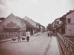 Foto seorang pria Tionghoa ber-toucang di jalanan Batavia pertengahan dasawarsa 1910-an.